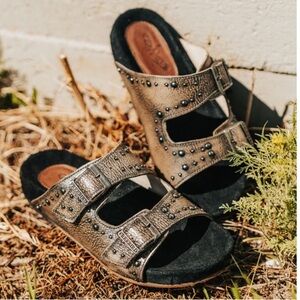 NEW Freebird by Steven Asher Studded Sandals‎ in the color stone size 7